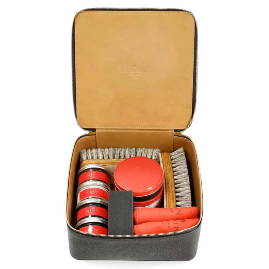 kit_dentretien_de_chaussures_de_luxe_pour_cuir_cordovan_bleu_marine_1.webp Hot Carmina KIT D'ENTRETIEN DE CHAUSSURES DE LUXE POUR CUIR CORDOVAN BLEU MARINE