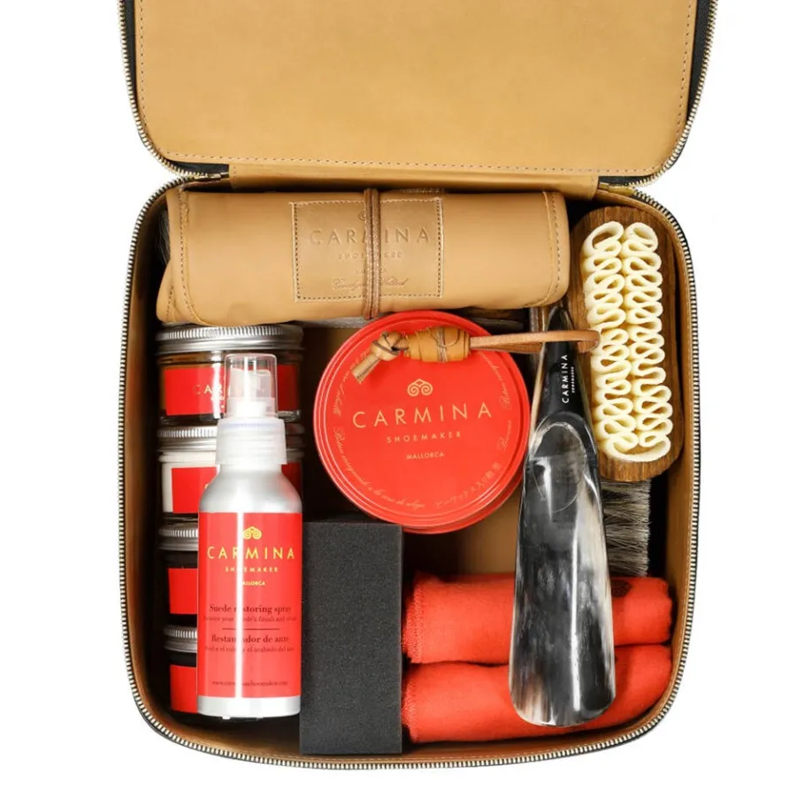 kit_dentretien_de_chaussures_de_luxe_pour_cuir_cordovan_bleu_marine_2.webp Hot Carmina KIT D'ENTRETIEN DE CHAUSSURES DE LUXE POUR CUIR CORDOVAN BLEU MARINE